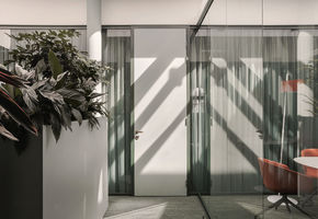 Двери в проекте Невероятно стильная работа реализована компанией UALCOM совместно с Архитектурной студией «Романа та Дмитра Селюків».
